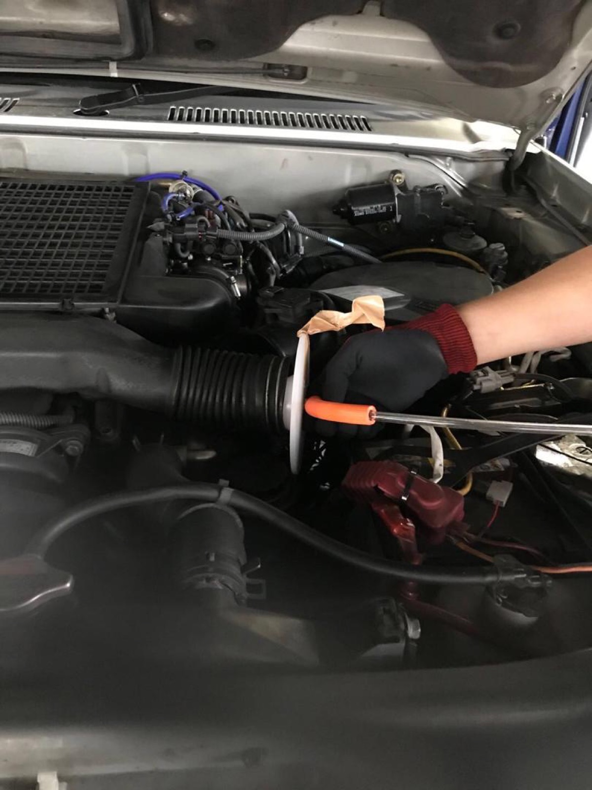 HHO service pipe connection during engine carbon cleaning